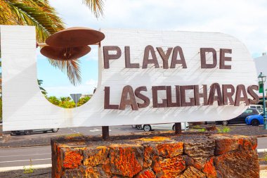 İspanya 'nın Kanarya Adaları, Lanzarote Adası' ndaki Playa Las Cucharas 'ın girişine imza atın. 