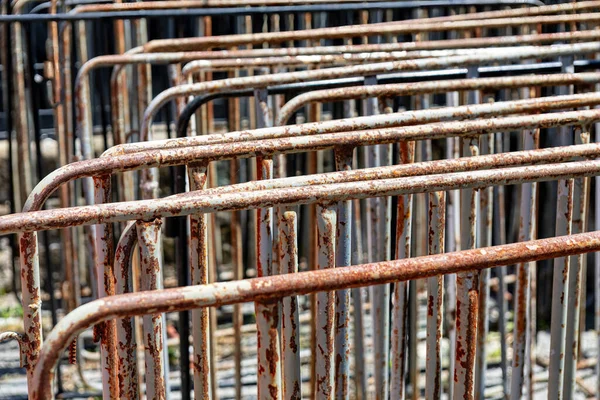 Nşaat Alanındaki Paslı Metal Çitler Seçici Odak — Stok fotoğraf