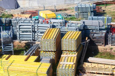 İnşaat alanında çelik parmaklık yığını. Endüstriyel arkaplandan görüntüle