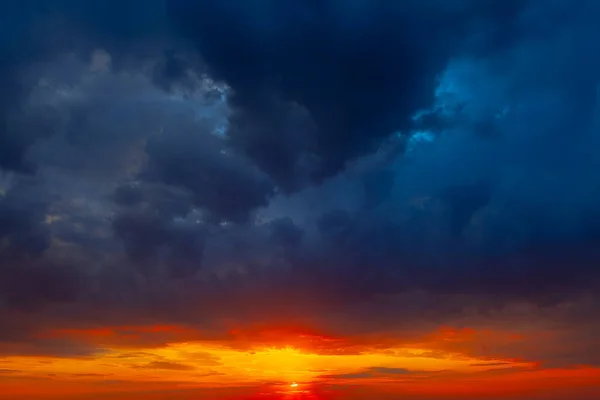 夕暮れと劇的な天国 雲の背景を持つ美しい夕日の空 雲と太陽と空 — ストック写真