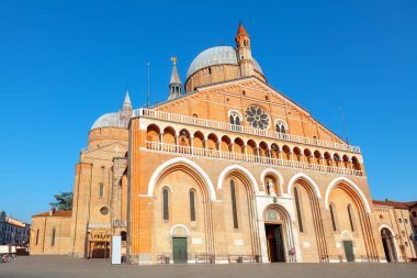 İtalya, Padua 'daki Aziz Anthony Bazilikası. Romanesk ve Bizans mimari öğelerine sahip kilise