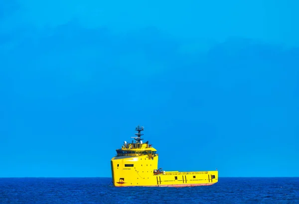 Gele Vrachtschip Zee Tegen Blauwe Lucht Offshore Sleepboot Bevoorradingsschip — Stockfoto