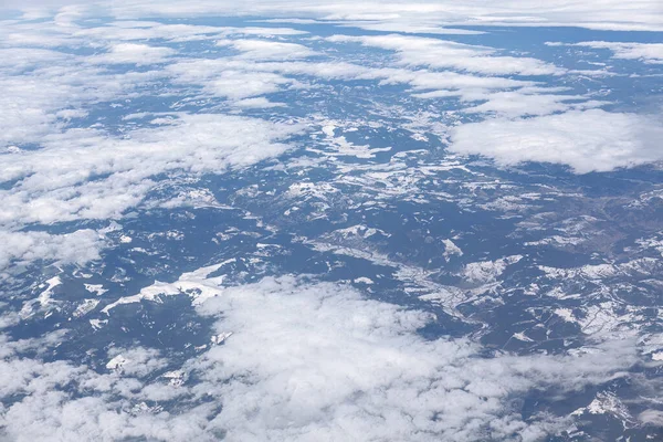 Vista Aérea Nubes Montañas Nevadas Vista Desde Ventana Del Avión — Foto de Stock