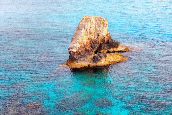 Denizde Kayanın Havadan Görünüşü Tropik Deniz Manzarası Arkaplanı — Stok fotoğraf
