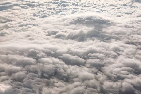 Vista Nebulosa Janela Avião Voando Acima Das Nuvens — Fotografia de Stock