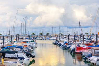 Fransa 'nın Arcachon limanında yatlar ve tekneler