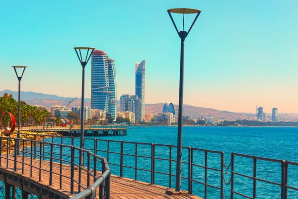 Limasol, deniz kenarındaki güvertede delik açıyor. Kıbrıs 'ta Akdeniz Limanı' nda yürümek