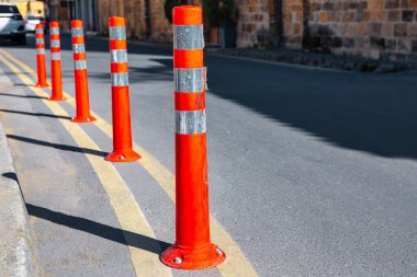 Şehir caddesinde trafik konileri.