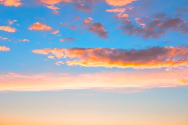 Gün batımında mavi gökyüzünde bulutlar. Doğa cenneti arka planı