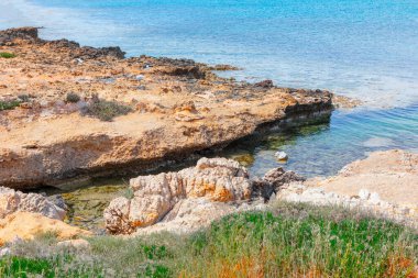 Akdeniz 'deki Girit Adası' nın kayalık kıyıları
