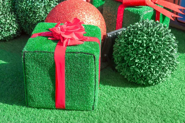 Green Gift Box Red Bow Artificial Green Grass Background Christmas — Stock Photo, Image