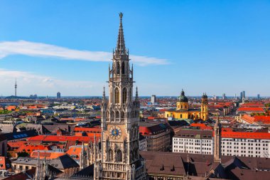 Münih ve Rathaus 'un panoramik manzarası. Münih eski kasaba manzarası yukarıdan