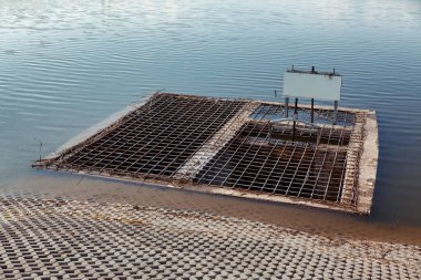 Göldeki suyu boşaltmak için beton kuyu. Göl suyu seviyesini ayarlıyorum.