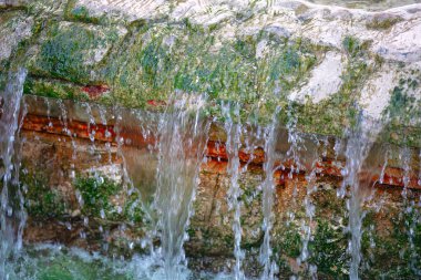 Şehrin parkında şelale. Akan su çağlayanı