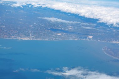 İspanya 'da Akdeniz ve kıyı şeridi uçaktan görünüyor