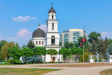 Chisinau Moldova 'daki Central Park Katedrali. Şehirdeki kilise. 