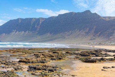 Famara Sahili, Lanzarote, Kanarya Adaları, İspanya. Yaz tatilinde sörfçüler