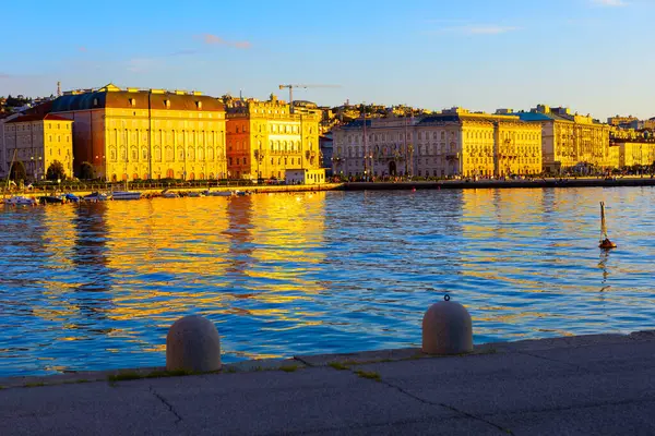 Trieste İtalya 'da deniz kenarı mimarisi