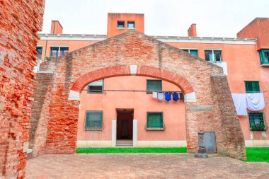 Venedik, İtalya 'da eski bir bina. Kırmızı tuğlalarla yapılmış eski kemer. 