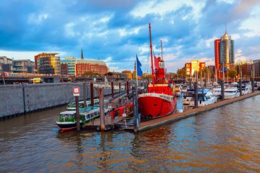 Gün batımında Hamburg limanının panoramik manzarası. Hamburg, Almanya 'nın büyük şehridir.