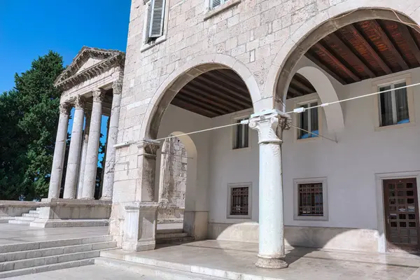 Pula Hırvatistan 'daki Augustus Belediye Binası ve Tapınağı