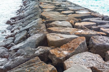 Okyanus kıyısında taştan dalgalanan su