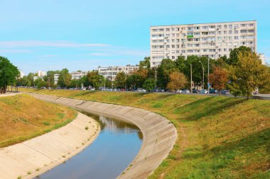 Romanya 'dan Iasi kentindeki Bahlui nehrinin manzarası