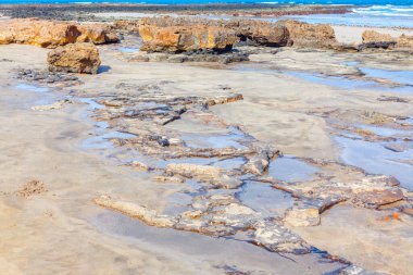 Lanzarote İspanya 'daki Rocky plajı soyut kıyı şeridi su ve kaya, Kanarya Adaları 