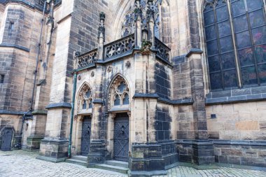 Çek Cumhuriyeti 'nin tarihi kenti Prag' daki St. Vitus Katedrali 'nin muhteşem girişi. Eski taştan yapılmış katedral girişi sonsuz cazibesine katkı sağlıyor.