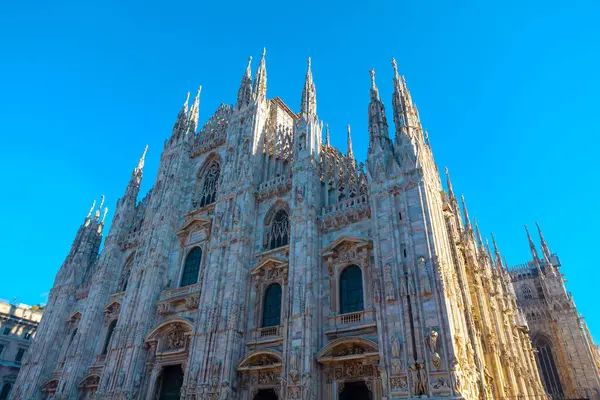 Milano Katedrali 'nin nefes kesici manzarası, ya da Duomo di Milano, gökyüzüne gururla karşı duran