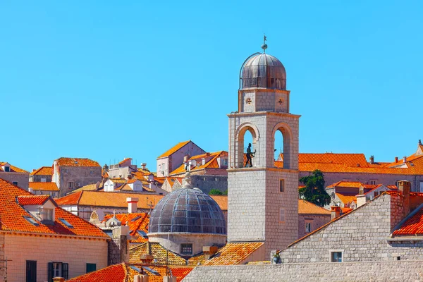 Büyüleyici manzara Dubrovnik 'in özünü yakalıyor, ünlü çan kulesi gökyüzünü zarifçe delip geçiyor.