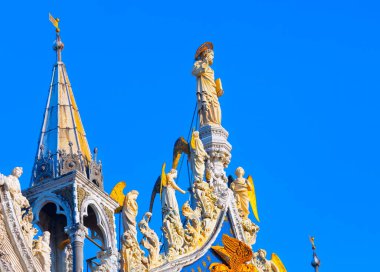 Çatıdaki heykel ve Venedik İtalya 'daki St. Mark Müzesi' nin ikonik kulesi