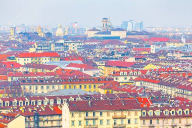 Hava perspektifi, Torino şehrini kırmızı çatılar ve tavan aralarıyla donattı. Şehir manzarası, mimari tarzların uyumlu bir karışımını gözler önüne serer.