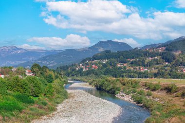  Moraca Nehri sakin Podgorica banliyölerinden geçiyor, görkemli Balkanlar Dağları ilham verici bir zemin oluşturuyor.