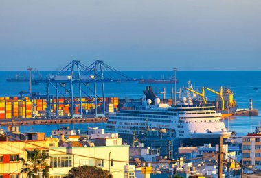 İspanya 'nın Kanarya Adaları' ndaki Las Palmas limanının manzarası. Ticari ve eğlence gemilerinin karışımıyla liman.