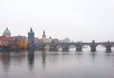 Çek Cumhuriyeti Prag 'daki Vltava Nehri üzerindeki Charles Köprüsü sisli bir günde