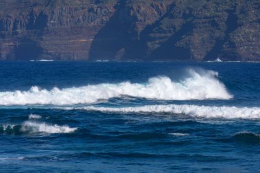 İspanya 'nın Tenerife Kanarya Adalarındaki Atlantik Okyanusu' nda dalgalar