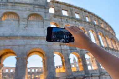 Hırvatistan 'ın Pula kentinde akıllı telefonla Roma amfitiyatrosunun fotoğraflarını çekiyor