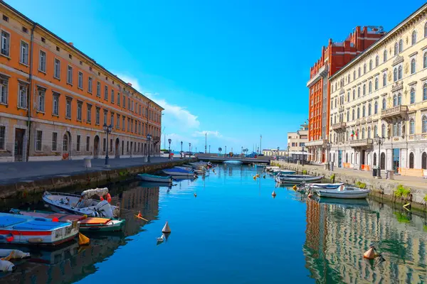 İtalya 'dan Trieste şehrinin şehir merkezindeki su kanalı.  