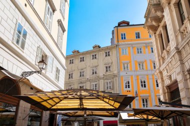 Eski Trieste İtalya 'nın sokak mimarisi manzarası 