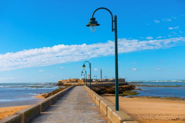 Lamppost, Endülüs 'ün Cadiz plajında. Castillo de San Sebastian Cadiz İspanya 'da