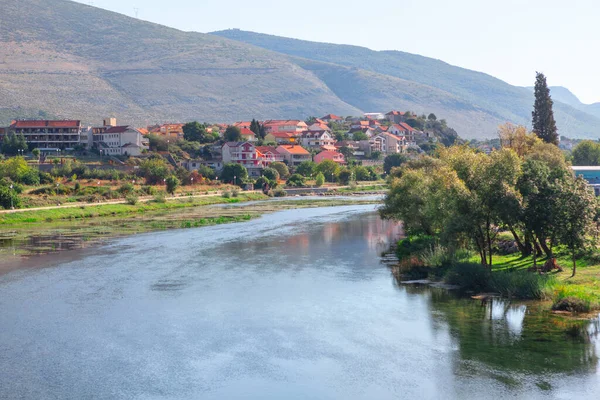 Bosna Hersek, Avrupa 'da nehir manzarası ve evler. Trebinje nehir kenti Balkanlar 'da