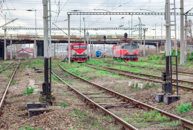Tren istasyonunda tren lokomotifi