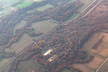 Sonbaharda tarlaları ve ormanı olan kırsal alan manzarası