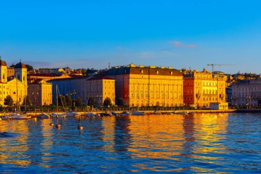 Trieste İtalya 'nın pitoresk şehir manzarasına karşı Adriyatik' in masmavi suları