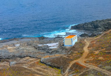 La Palma adasının kıyı şeridi, Kanarya Adaları, İspanya. Atlantik kıyısında yürüyüş yolu