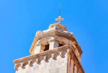 Kilisenin çan kulesinin tepesinde taş haç var. 