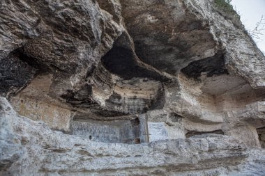 Tipova, Moldova 'daki Rocky Manastırı. Kayadaki doğal mağara