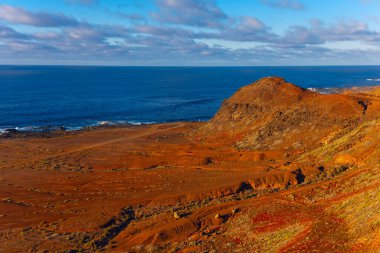 Gran Canaria 'nın volkanik manzarası, Kanarya Adaları, İspanya. Muhteşem Atlantik Okyanusu manzarası
