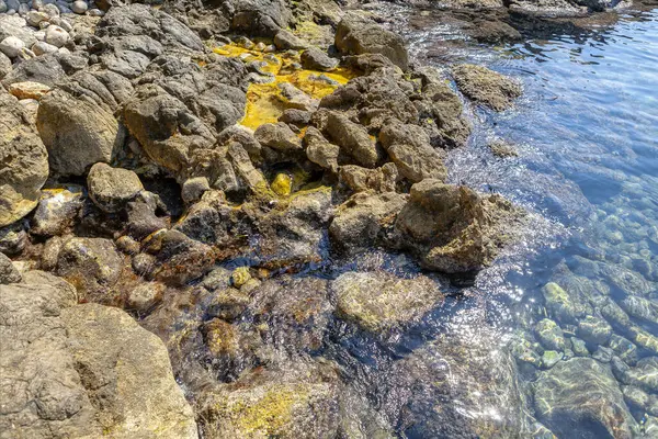 Yunanistan 'ın Girit adasının kayalık kıyıları